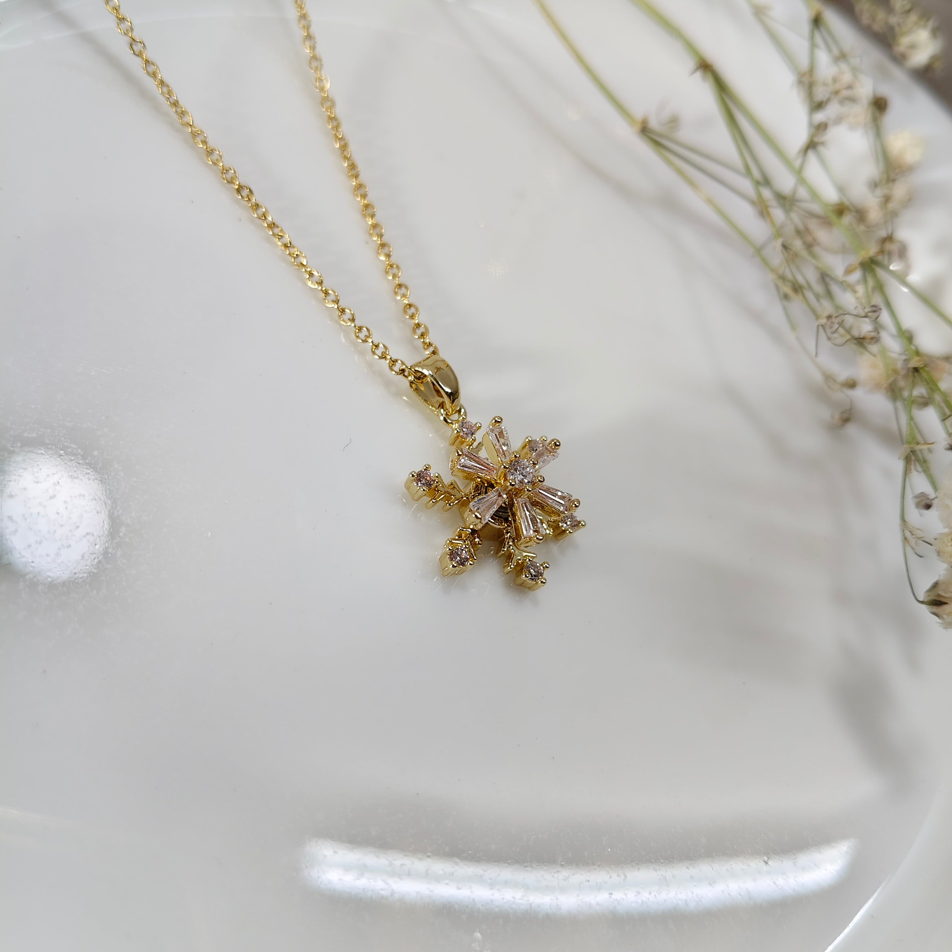 Chaîne Dorée avec Pendentif Étoile Sertie de Pierres