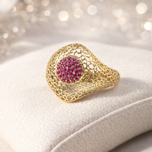Bague en acier doré ajourée avec pavage rose – Élégance florale