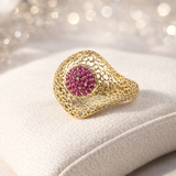 Bague en acier doré ajourée avec pavage rose – Élégance florale