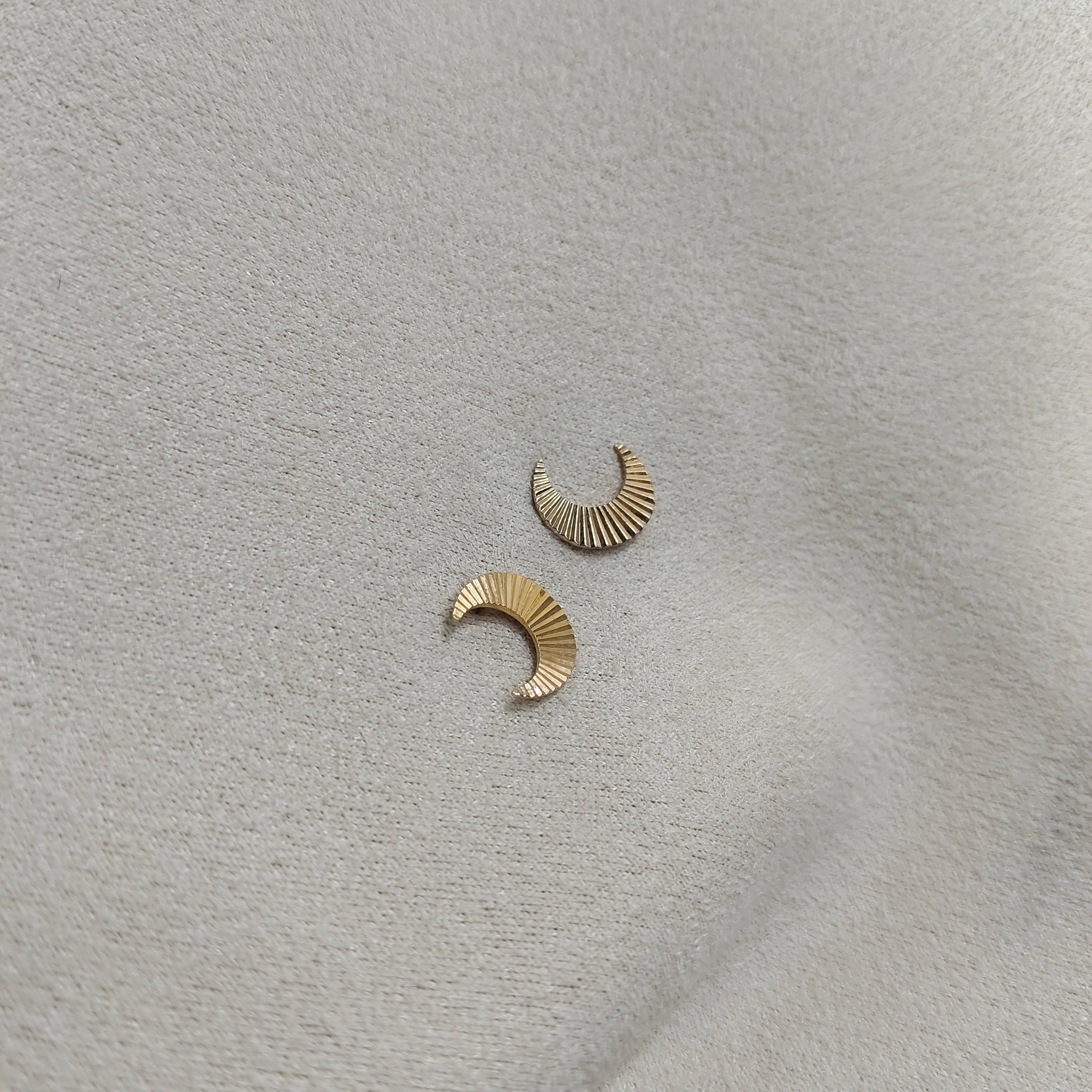 Boucles d’Oreilles Demi-Lune Texturée – Plaqué Or CN Garantie 10 Ans