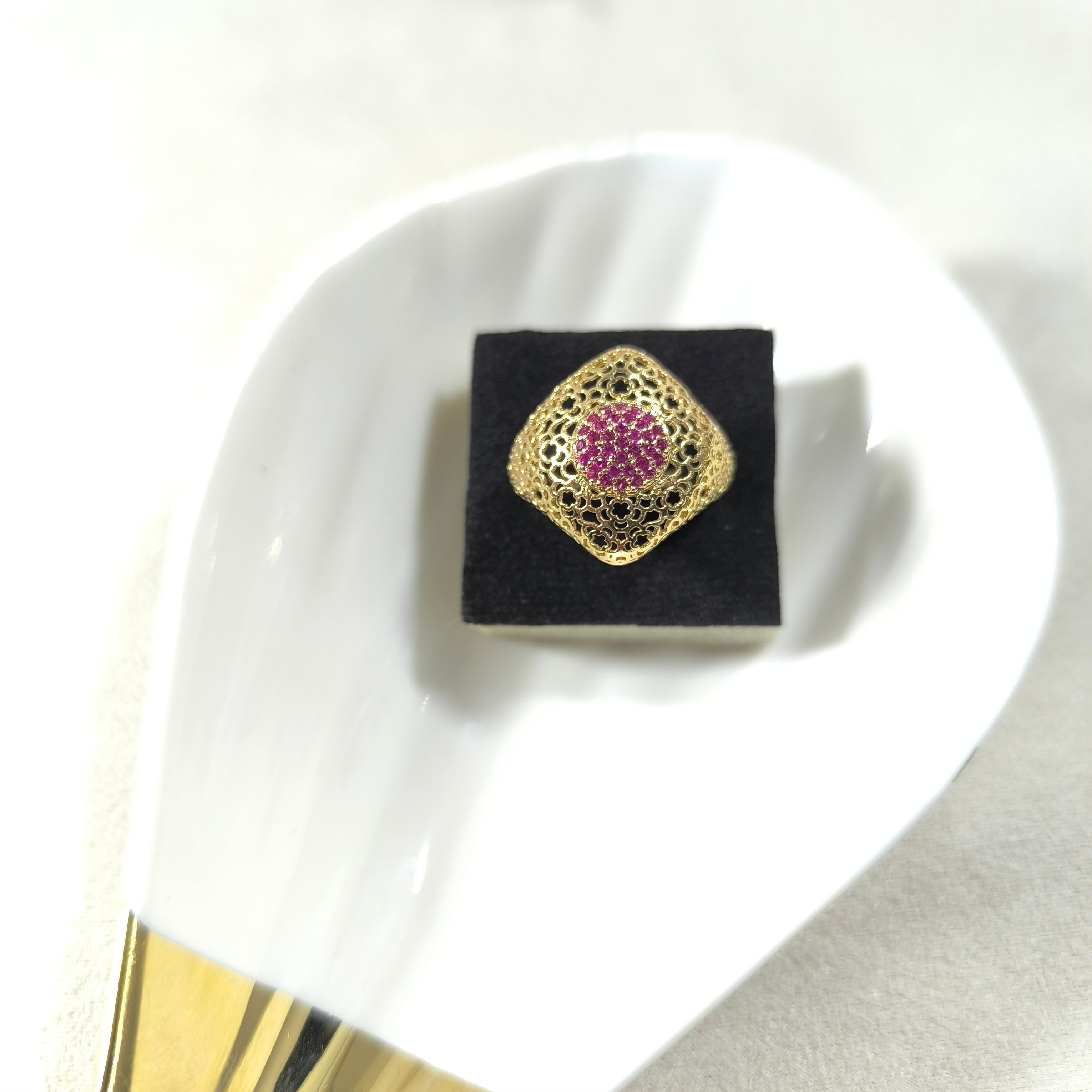 Bague en acier doré ajourée avec pavage rose – Élégance florale