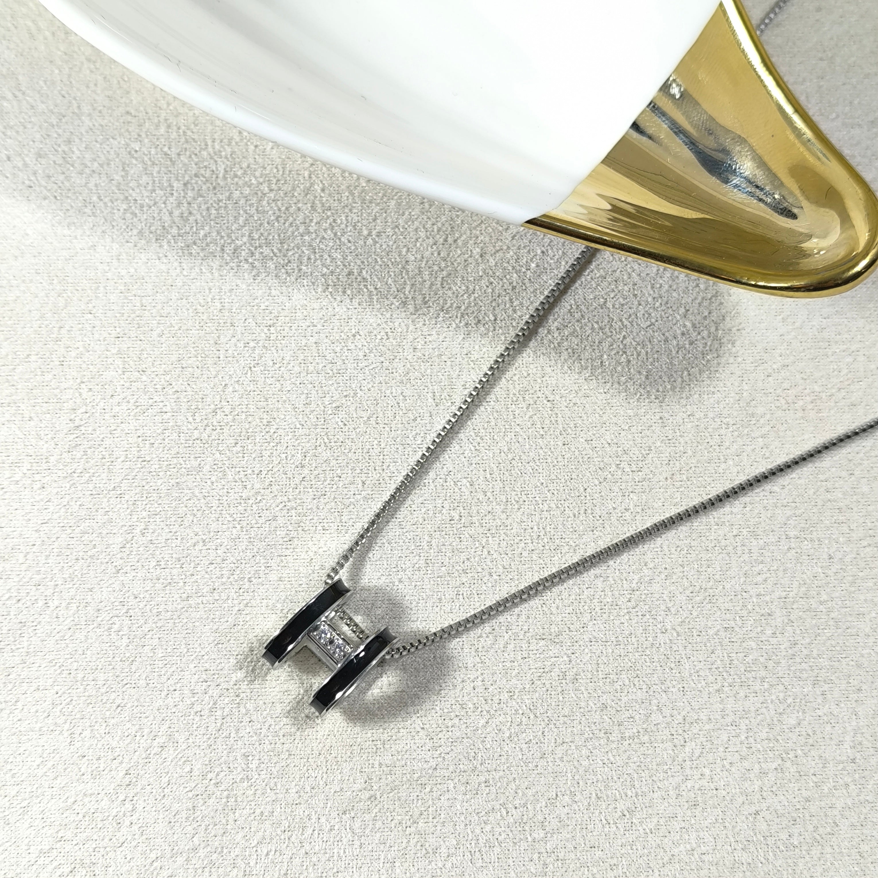 Collier Élégance Dorée – Pendentif Émail Blanc & Pierres Brillantes