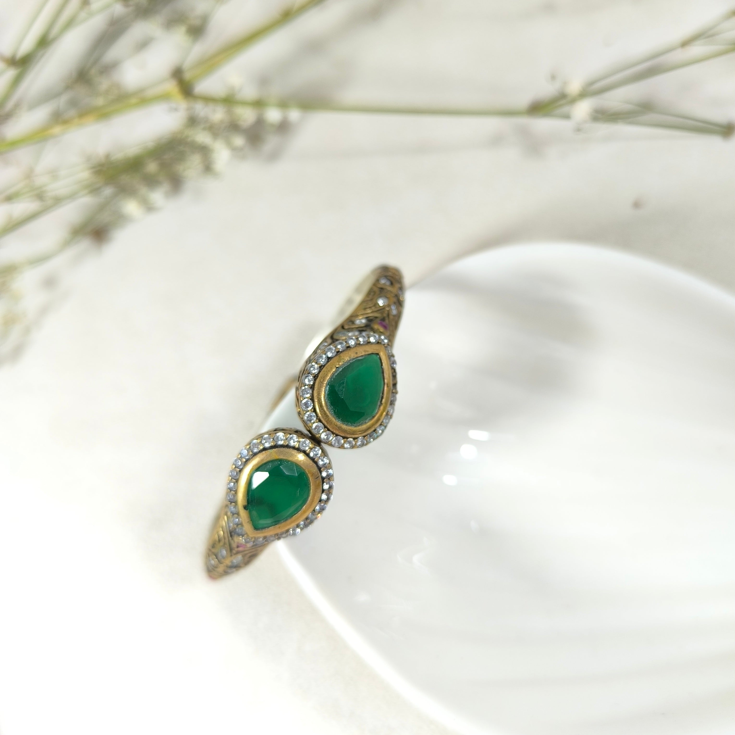 Bracelet Antique Émeraude Royale – Bronze & Argent aux Pierres Vertes