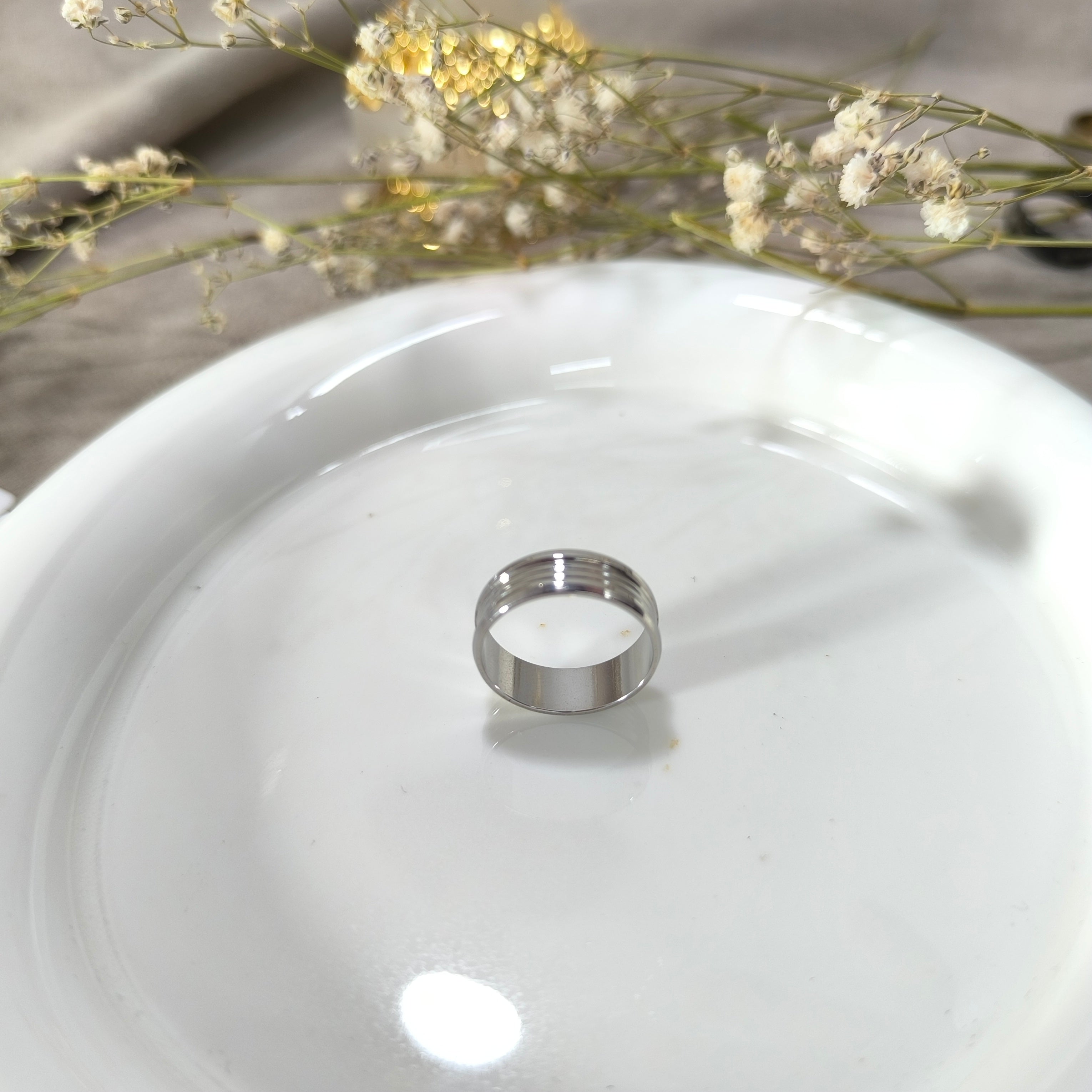 Bague Élégance Signature – Finition Argentée Luxe