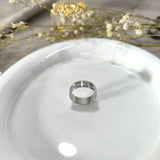 Bague Élégance Signature – Finition Argentée Luxe