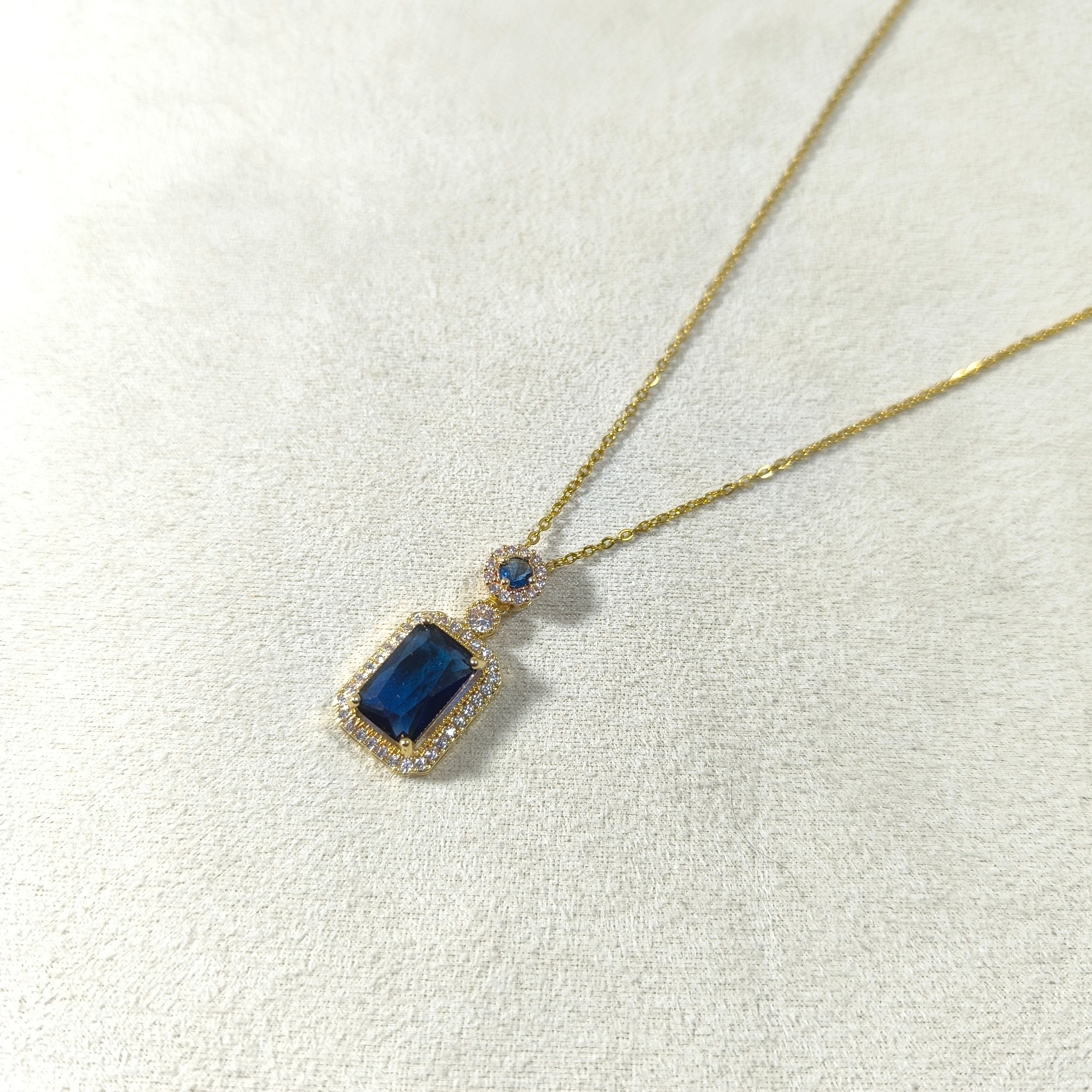 Collier Prestige Rectangulaire – Pendentif Élégant & Finition Dorée (5 Couleurs)