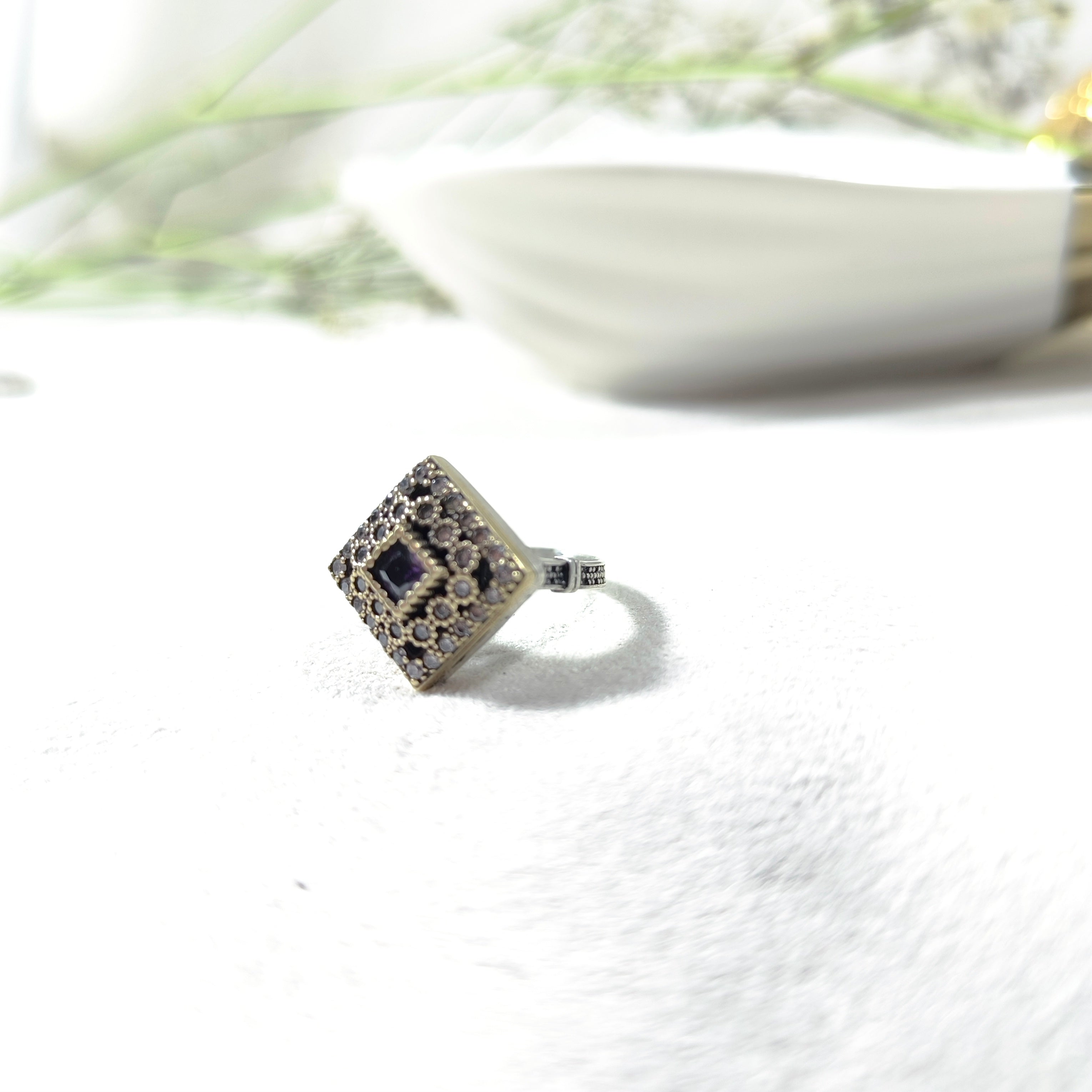 Bague Antique Carrée en Argent & Bronze – Pierre Centrale Facettée