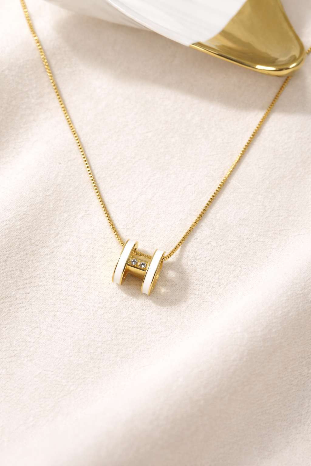 Collier Élégance Dorée – Pendentif Émail Blanc & Pierres Brillantes