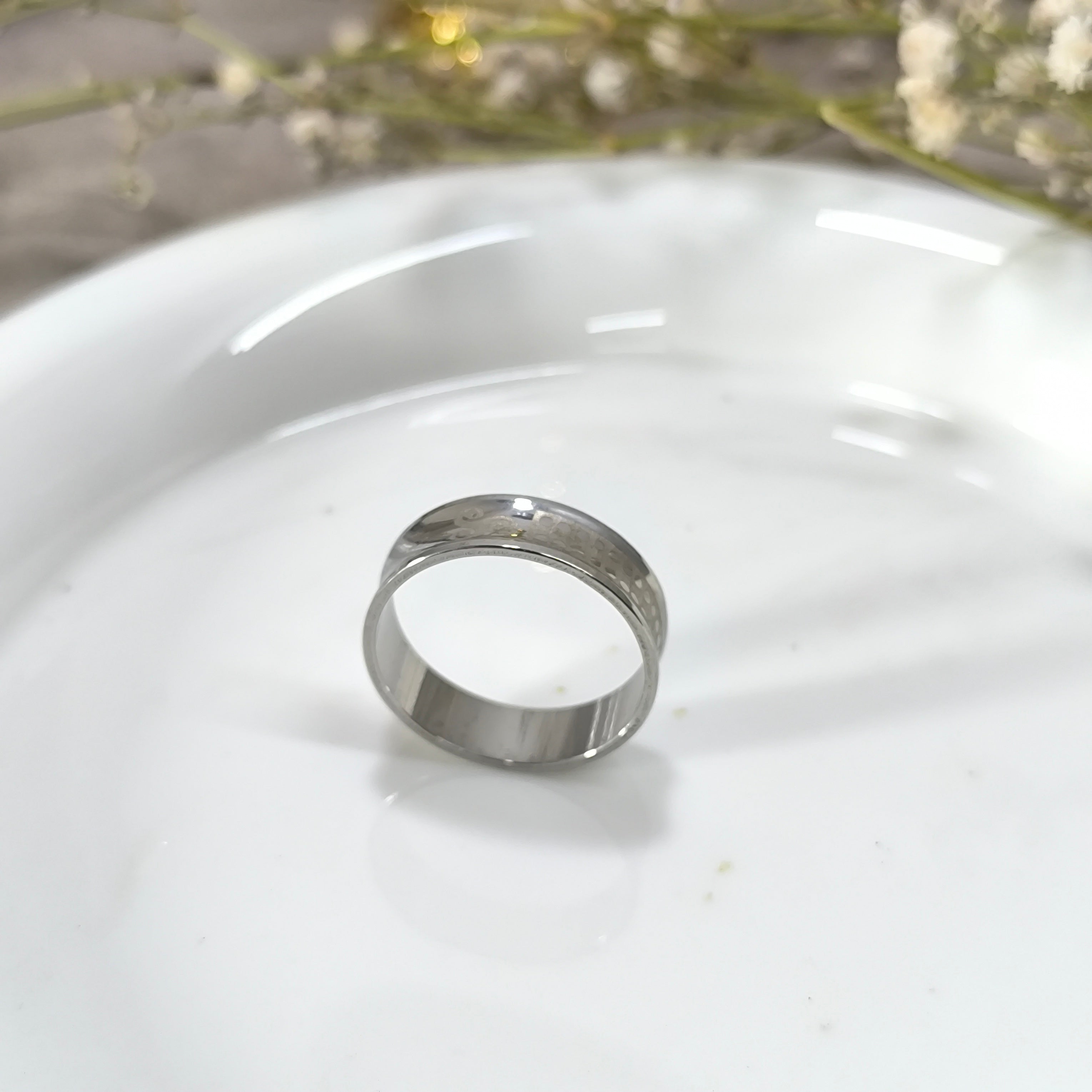 Bague Homme Argentée Gravée – Style Moderne & Élégance Discrète