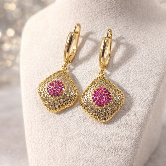 Boucles d’oreilles en acier doré ajouré avec pavage rose – Élégance raffinée