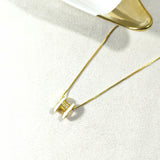 Collier Élégance Dorée – Pendentif Émail Blanc & Pierres Brillantes