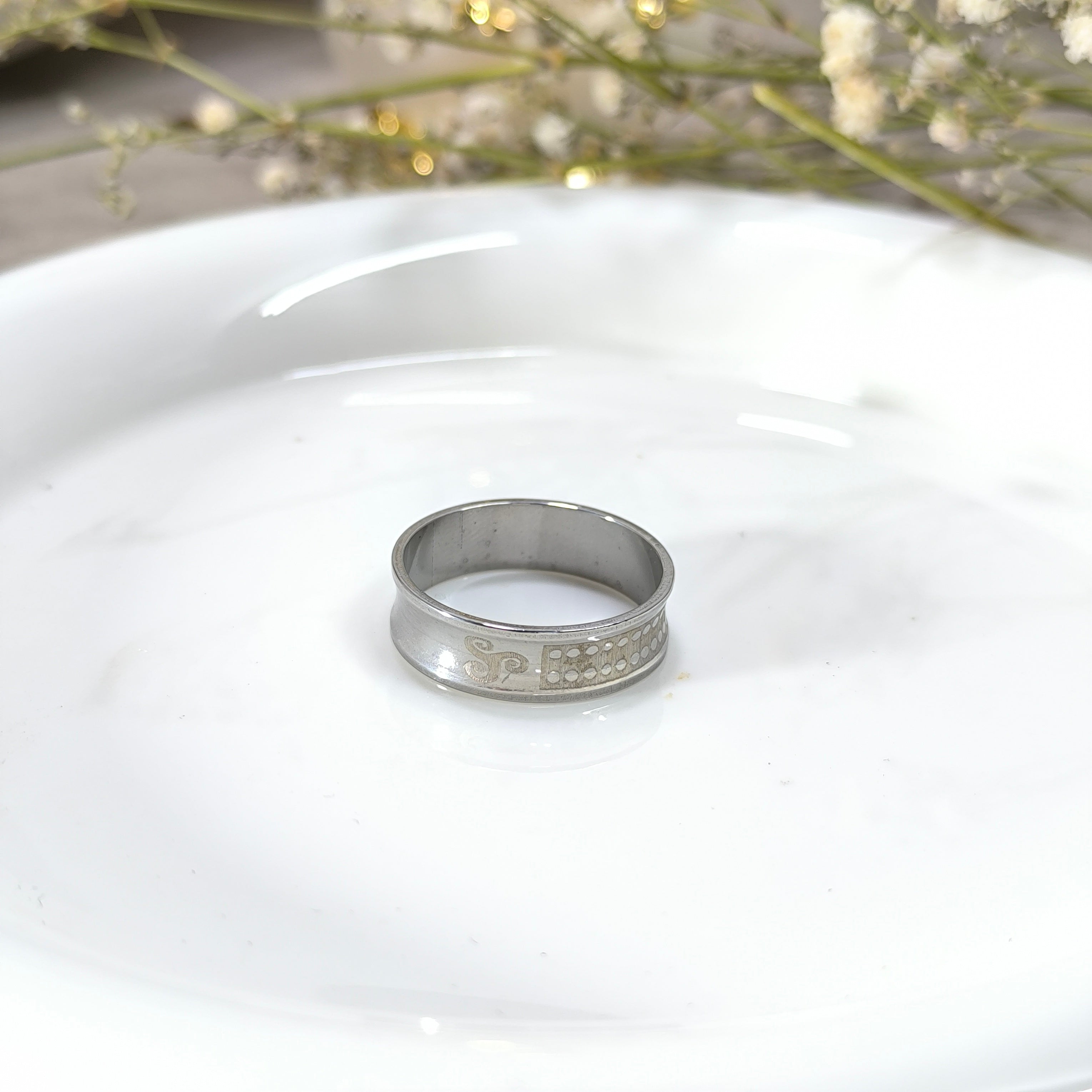 Bague Homme Argentée Gravée – Style Moderne & Élégance Discrète