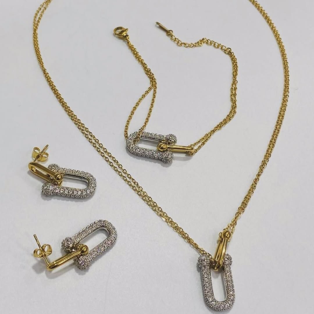 Parure Élégance Moderne – Bracelet, Chaîne & Boucles d’Oreilles en Acier Inoxydable Doré et Argenté