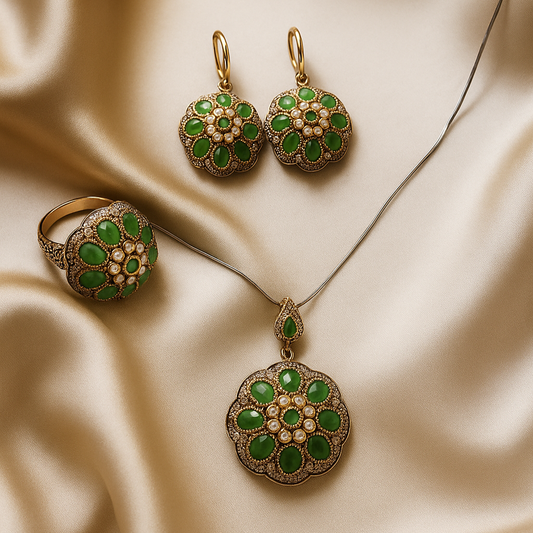 Parure  antique – Fleurs vert émeraude et perles fines