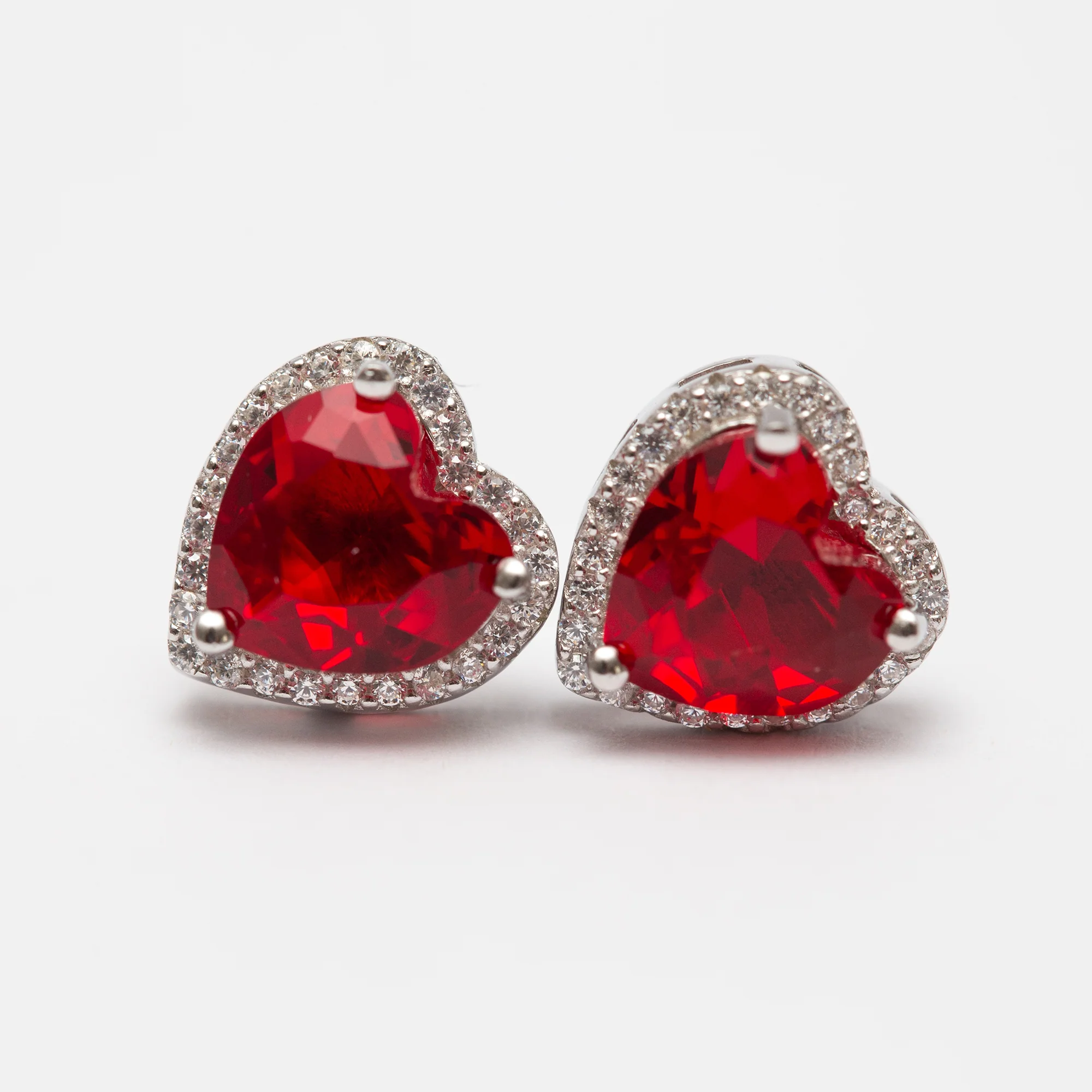 Boucles d’Oreilles Cœur Rouge en Argent – Zircons Brillants Élégance