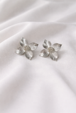 Boucles d’Oreilles Fantaisie Fleur Argentée – Élégance Naturelle