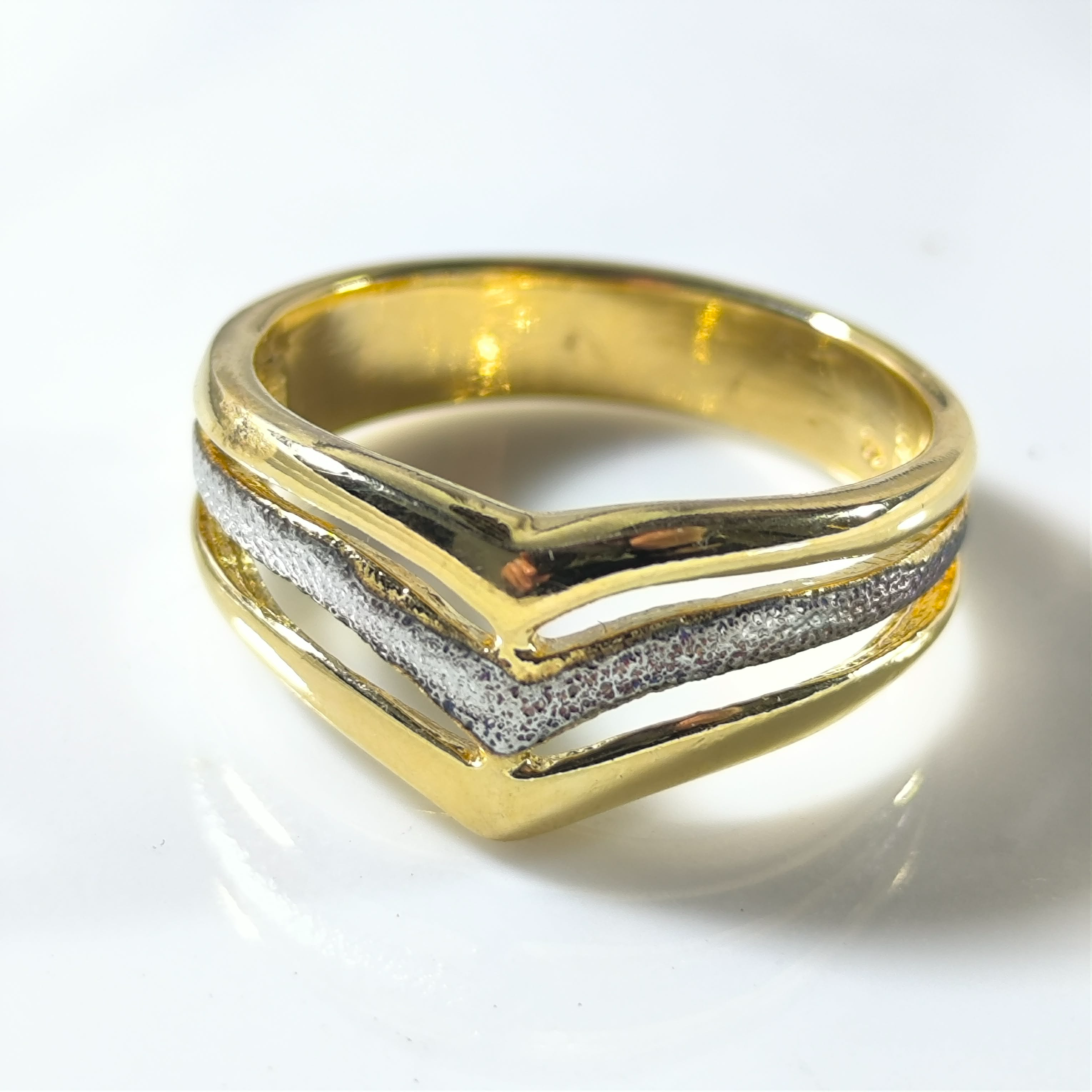 Bague Élégance V en Plaqué Or CN – Design Moderne & Raffiné (Garantie 10 ans)