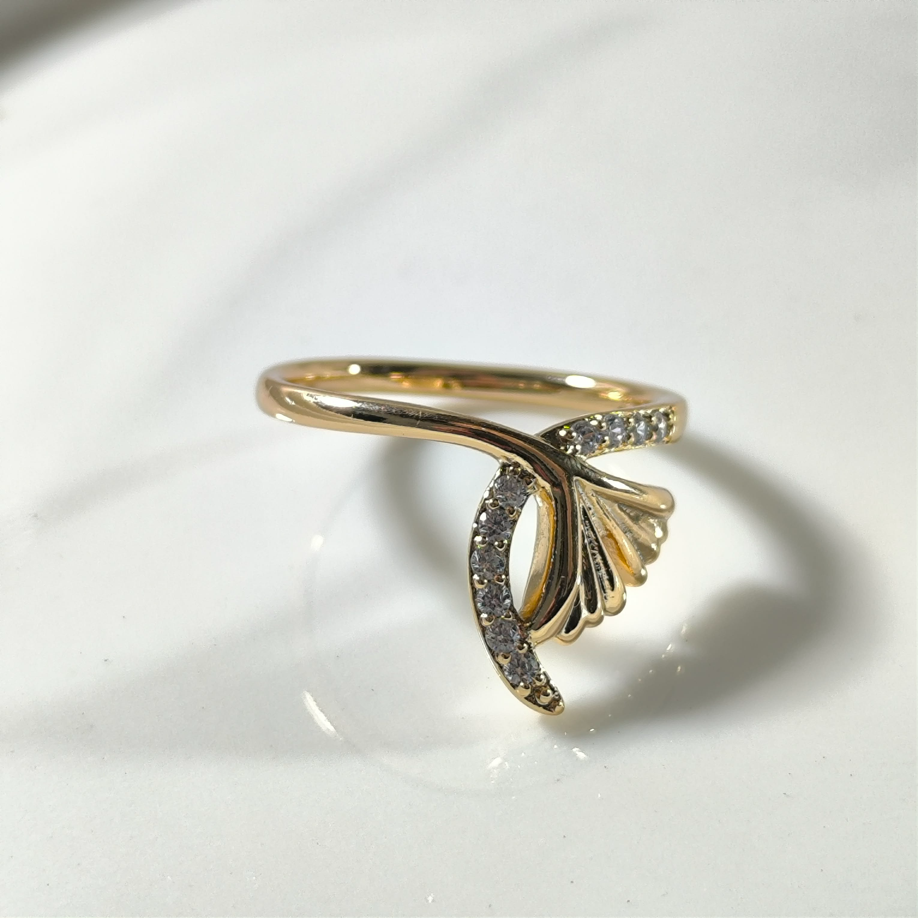 Bague Fine Plaquée Or Design Feuille avec Zircons